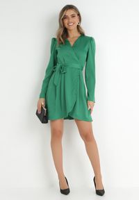 Born2be - Zielona Satynowa Sukienka Kopertowa Missa. Kolor: zielony. Materiał: satyna. Typ sukienki: kopertowe. Długość: mini #5