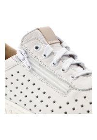 Półbuty damskie Wasak, z perforowaną cholewką na lekkiej elastycznej podeszwie z bocznym zamkiem i subtelnymi wstawkami, białe, 0812. Okazja: na spacer, na co dzień. Zapięcie: zamek. Kolor: biały. Materiał: skóra. Szerokość cholewki: normalna. Wzór: grochy. Styl: casual, elegancki, klasyczny #6