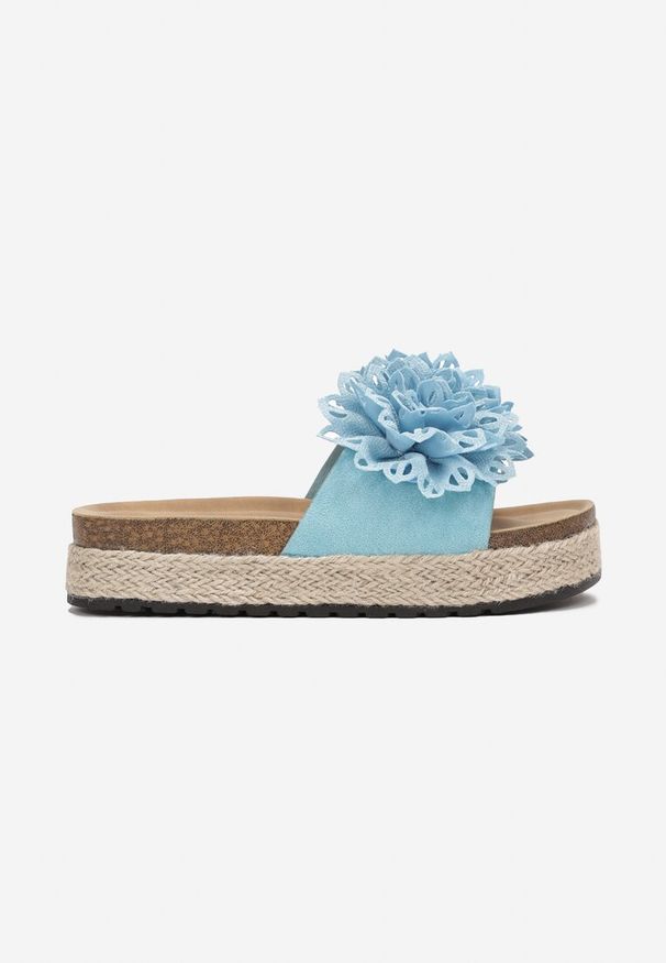 Born2be - Niebieskie Klapki na Korkowej platformie z Plecionką Ozdobione Kwiatem Kairna. Kolor: niebieski. Wzór: kwiaty, aplikacja. Obcas: na platformie. Styl: boho