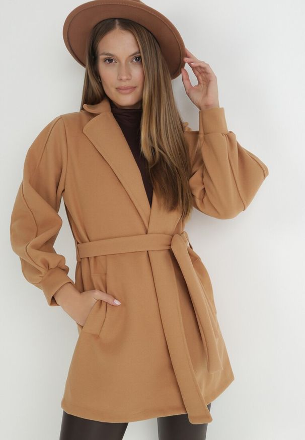 Born2be - Ciemnobeżowy Płaszcz z Wiązanym Paskiem i Bufiastym Rękawem Imgrucu. Typ kołnierza: kołnierzyk stójkowy. Kolor: beżowy. Materiał: tkanina, jeans. Długość: długie. Sezon: wiosna, jesień