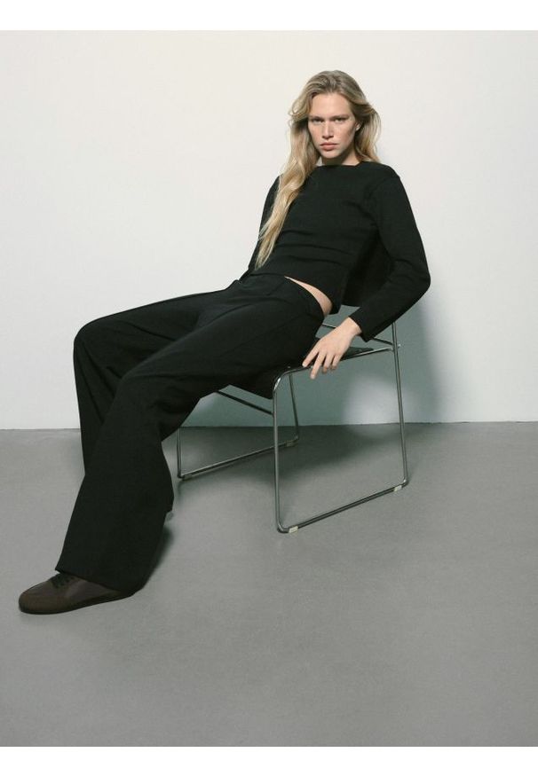 Reserved - Spodnie z szeroką nogawką - czarny. Kolor: czarny. Materiał: dzianina, bawełna