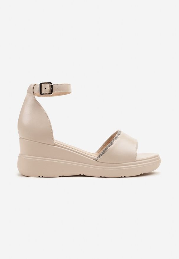 Renee - Beżowe Sandały na Koturnie Ozdobione Cyrkoniami Tiafine. Okazja: na co dzień. Zapięcie: sprzączka. Kolor: beżowy. Wzór: aplikacja. Obcas: na koturnie. Styl: casual, elegancki, wizytowy