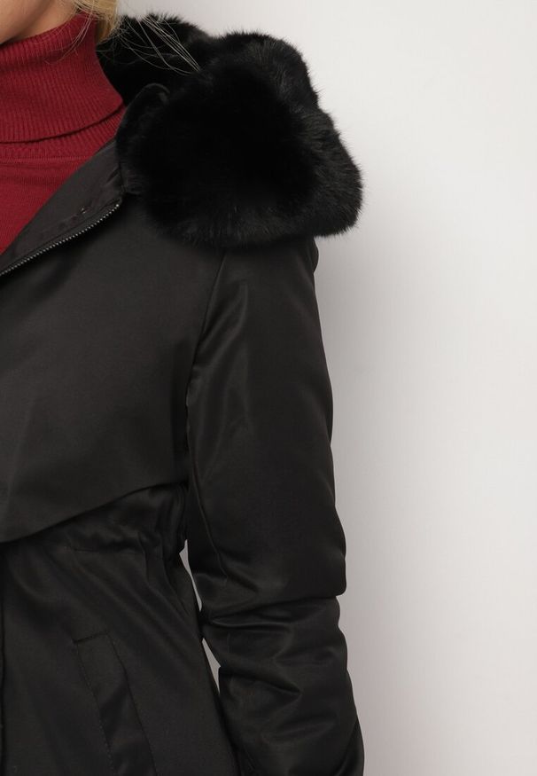 Born2be - Czarna Kurtka za Kolano ze Ściągaczem i Kapturem z Futerkiem Adoresa. Okazja: na co dzień. Kolor: czarny. Materiał: futro. Styl: casual