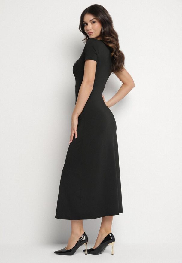 Born2be - Czarna Sukienka o Dopasowanym Fasonie z Lekkimi Marszczeniami Aporea. Okazja: na co dzień. Kolor: czarny. Długość rękawa: krótki rękaw. Sezon: wiosna, lato. Typ sukienki: sportowe, dopasowane. Styl: sportowy, casual, elegancki