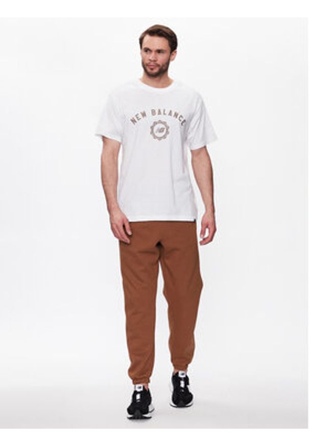 New Balance T-Shirt Sport Seasonal Graphic MT31904 Biały Relaxed Fit. Kolor: biały. Materiał: bawełna, syntetyk. Styl: sportowy