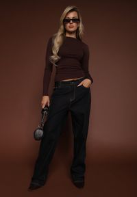 Renee - Brązowa Wiskozowa Bluzka Longsleeve z Dekoltem Typu Łódka Zaide. Kolor: brązowy. Materiał: wiskoza. Długość rękawa: długi rękaw. Styl: sportowy