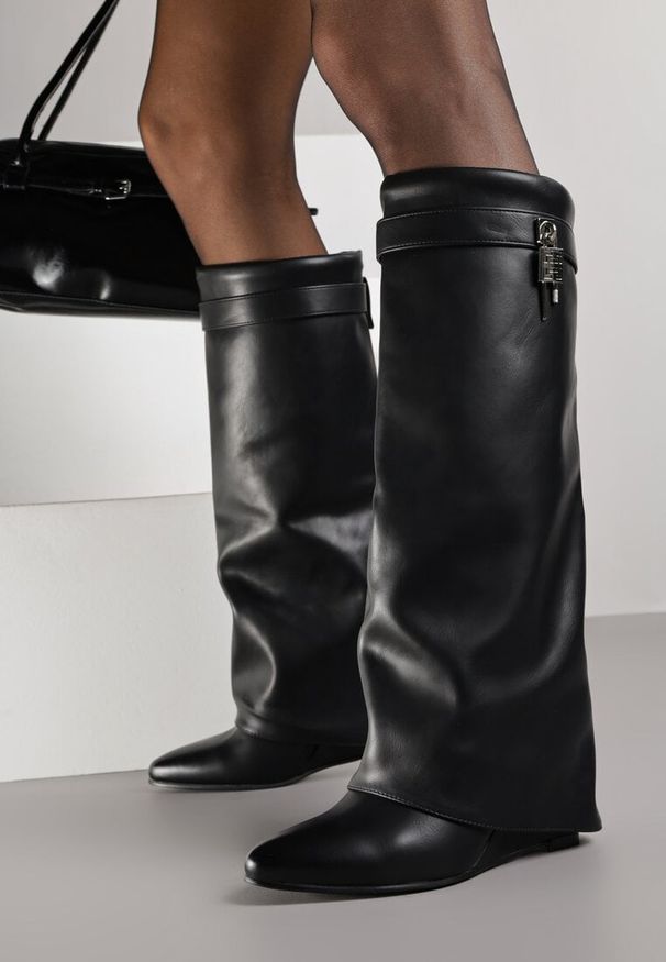 Born2be - Czarne Kozaki na Koturnie z Modnie Wywiniętą Cholewką z Klamrą Erisela. Zapięcie: klamry. Kolor: czarny. Materiał: jeans. Szerokość cholewki: normalna. Sezon: zima. Obcas: na koturnie. Styl: klasyczny, elegancki