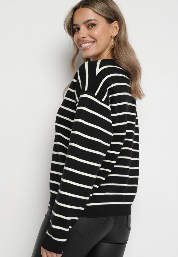 Born2be - Czarno-Beżowy Sweter z Wiskozą w Paski Zakończony Ściągaczami Irimoria. Okazja: na co dzień, do pracy. Kolor: czarny. Materiał: wiskoza. Długość rękawa: długi rękaw. Długość: długie. Wzór: paski. Styl: sportowy, klasyczny, elegancki, casual