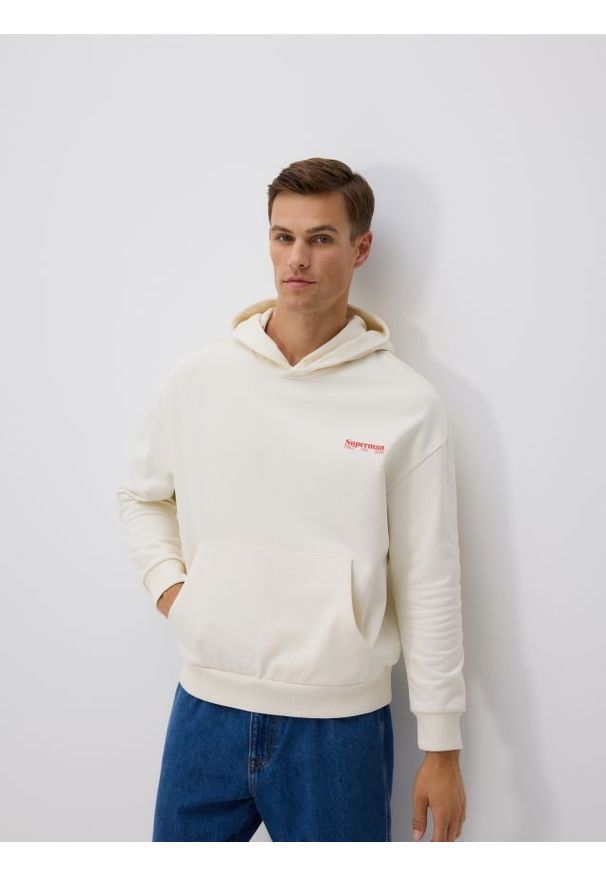 Reserved - Bawełniana bluza z kapturem SUPERMAN™ - złamana biel. Typ kołnierza: kaptur. Materiał: bawełna. Wzór: motyw z bajki