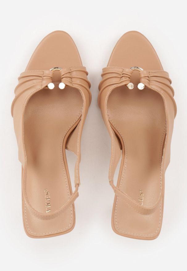 Renee - Ciemnobeżowe Sandały na Szpilce VICES z Metaliczną Ozdobą i Marszczeniem Orinlisa. Kolor: beżowy. Wzór: aplikacja. Sezon: lato. Obcas: na szpilce