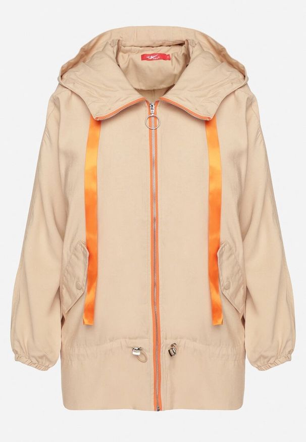 Born2be - Ciemnobeżowa Kurtka Jednorzędowa z Bawełną Kapturem i Wstążką Zakończona Ściągaczem Martinis. Okazja: na co dzień. Kolor: beżowy. Materiał: bawełna. Wzór: aplikacja. Styl: casual, elegancki, klasyczny