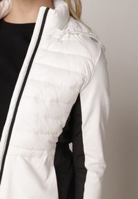 Born2be - Biała Pikowana Kurtka Przejściowa z Kapturem i Elastycznymi Rękawami Nikitha. Okazja: na co dzień. Typ kołnierza: kaptur. Kolor: biały. Materiał: jeans, nylon. Styl: casual, elegancki, sportowy, klasyczny #2
