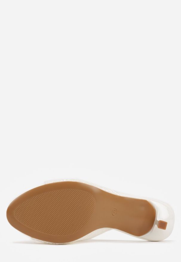 Born2be - Białe Klapki na Metalicznej Szpilce z Koronkową Cholewką Thyxyphise. Okazja: na ślub cywilny, na wesele. Kolor: biały. Materiał: koronka. Wzór: aplikacja