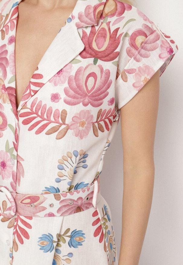 Born2be - Różowa Sukienka z Wiskozą o Koszulowym Kroju z Paskiem z Klamrą Nitasiela. Okazja: na co dzień. Typ kołnierza: dekolt w kształcie V. Kolor: różowy. Materiał: wiskoza. Długość rękawa: krótki rękaw. Typ sukienki: koszulowe. Styl: casual, klasyczny