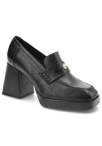 Czarne Półbuty Karino Eleganckie Skórzane Buty Na Obcasie. Okazja: na spotkanie biznesowe, na randkę. Zapięcie: bez zapięcia. Kolor: czarny. Szerokość cholewki: normalna. Wzór: aplikacja. Materiał: skóra. Obcas: na obcasie. Styl: elegancki. Wysokość obcasa: średni