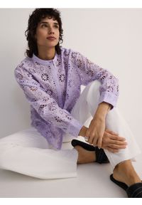 Reserved - Koszula w ażurowy wzór - lawendowy. Kolor: fioletowy. Materiał: bawełna. Wzór: ażurowy