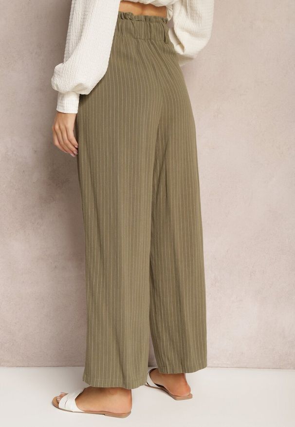 Renee - Ciemnozielone Spodnie Regular w Prążki High Waist Sallamia. Okazja: na co dzień. Stan: podwyższony. Kolor: zielony. Materiał: tkanina. Wzór: prążki. Styl: klasyczny, casual, elegancki