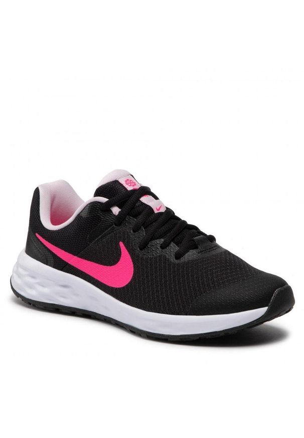 Buty do biegania dla dzieci Nike Revolution 6. Zapięcie: sznurówki. Kolor: czarny. Materiał: syntetyk, materiał. Szerokość cholewki: normalna. Model: Nike Revolution