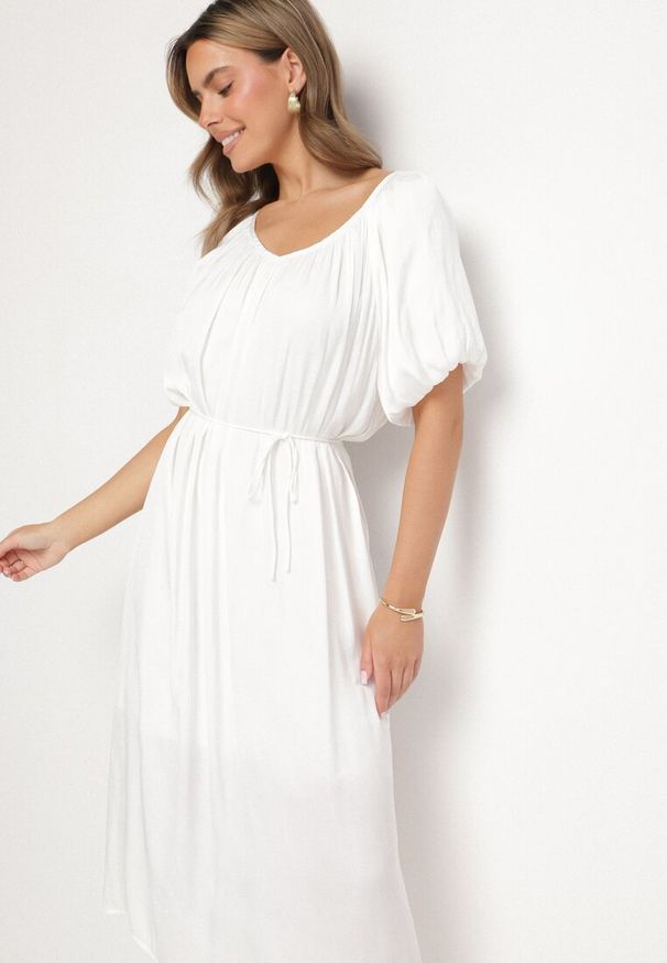 Born2be - Biała Sukienka Pudełkowa z Dekoltem Łódką Wiązana w Talii Sonaliris. Okazja: na co dzień. Typ kołnierza: dekolt w łódkę. Kolor: biały. Materiał: materiał. Typ sukienki: proste. Styl: casual, elegancki