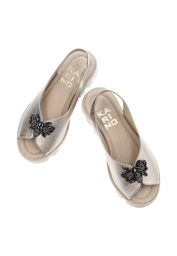 Beżowe Sandały Karino Modne Obuwie Damskie. Okazja: na co dzień. Kolor: beżowy. Materiał: tworzywo sztuczne. Wzór: kwiaty. Sezon: lato. Styl: casual