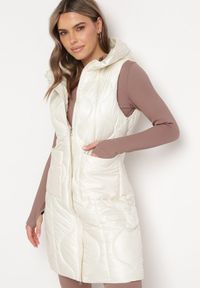 Born2be - Jasnobeżowa Pikowana Kamizelka z Kapturem i Kieszeniami Kress. Typ kołnierza: kaptur. Kolor: beżowy #3