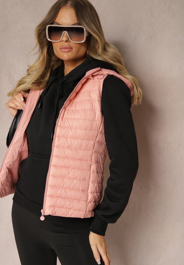 Renee - Różowa Rozpinana Kamizelka Pikowana z Odpinanym Kapturem i Kieszeniami Arkathia. Okazja: na co dzień. Kolor: różowy. Materiał: jeans. Długość rękawa: bez rękawów. Wzór: aplikacja. Styl: elegancki, casual
