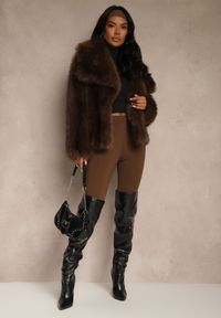 Renee - Brązowa Kurtka Futerko o Kroju Oversize z Ozdobnym Kołnierzem Monella. Okazja: na imprezę, na co dzień. Kolor: brązowy. Materiał: futro. Styl: casual #4