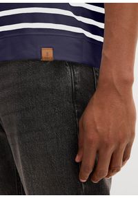 bonprix - Shirt polo z bawełny organicznej. Typ kołnierza: polo. Kolor: niebieski. Materiał: bawełna. Długość rękawa: krótki rękaw. Długość: krótkie. Wzór: aplikacja