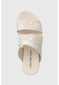 Calvin Klein Jeans klapki FLATFORM SANDAL WEBBING damskie kolor beżowy na platformie YW0YW00966. Kolor: beżowy. Materiał: materiał, włókno, guma. Wzór: nadruk. Obcas: na platformie #2