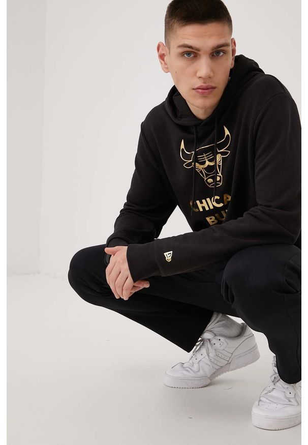 New Era bluza męska kolor czarny z kapturem z nadrukiem. Typ kołnierza: kaptur. Kolor: czarny. Wzór: nadruk