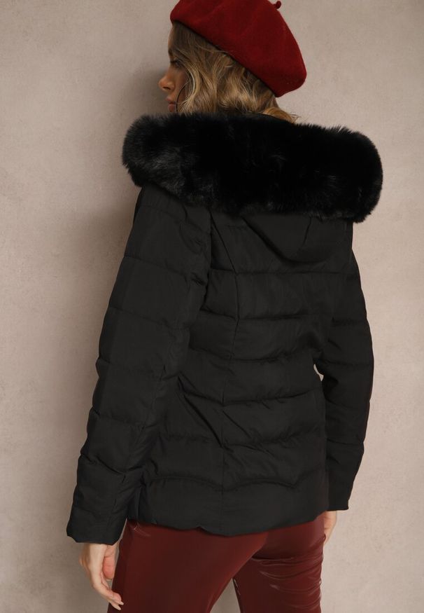 Renee - Czarna Pikowana Kurtka Mocno Ocieplana z Odpinanym Kapturem z Futrzanym Wykończeniem Nealith. Okazja: na co dzień. Kolor: czarny. Materiał: futro. Styl: elegancki, casual