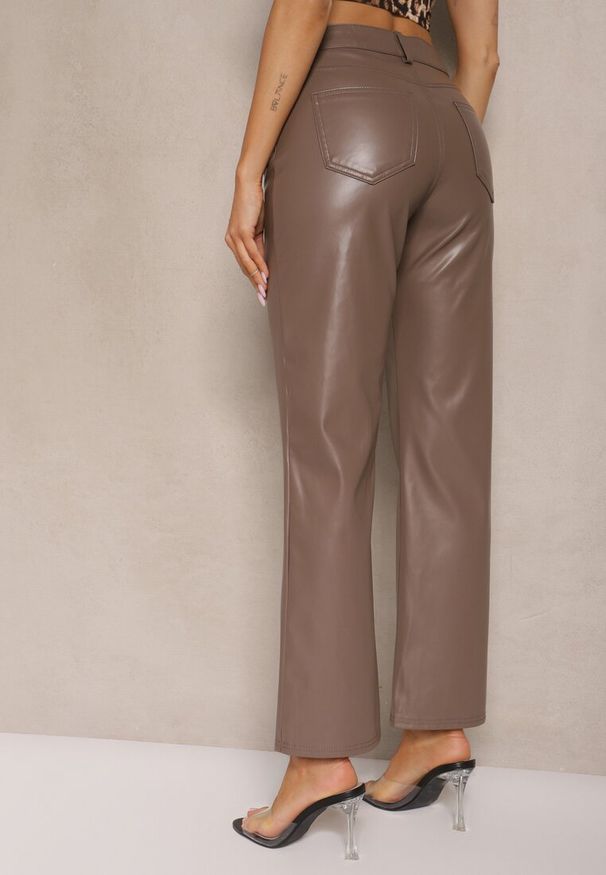 Renee - Brązowe Spodnie z Ekoskóry o Prostym Kroju High Waist Arivra. Okazja: na co dzień. Stan: podwyższony. Kolor: brązowy. Styl: elegancki, casual