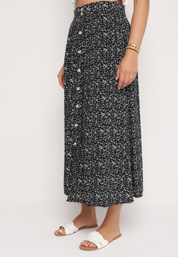 Born2be - Czarna Wiskozowa Spódnica Maxi w Kwiatowy Print Rozkloszowana Verdandi. Kolor: czarny. Materiał: wiskoza. Wzór: kwiaty, nadruk