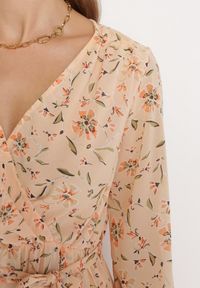 Born2be - Jasnopomarańczowa Sukienka Maxi z Gumką w Talii i Plisowanym Dółem Danora. Typ kołnierza: dekolt kopertowy. Kolor: pomarańczowy. Długość rękawa: długi rękaw. Typ sukienki: kopertowe. Długość: maxi #5