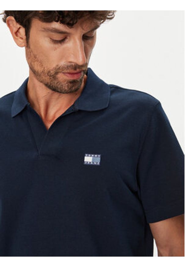 Tommy Jeans Polo Skipper DM0DM21657 Granatowy Regular Fit. Typ kołnierza: polo. Kolor: niebieski. Materiał: bawełna