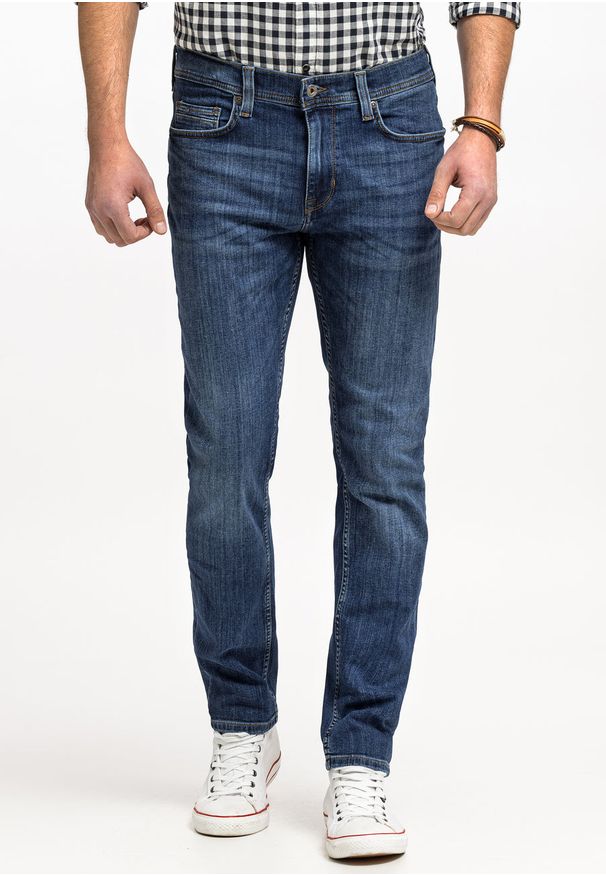 Spodnie Męskie Jeansowe Mustang Vegas Slim Denim Blue 1015045 5000 883, W33 L34. Okazja: na co dzień, na spotkanie biznesowe. Długość: długie. Styl: biznesowy, klasyczny, casual