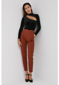 Nissa Spodnie damskie kolor brązowy fason cygaretki high waist. Stan: podwyższony. Kolor: brązowy. Materiał: materiał