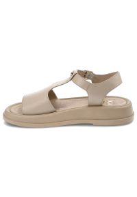Beżowe Sandały Karino Modne Obuwie Damskie. Okazja: na co dzień, na spacer. Zapięcie: klamry. Kolor: beżowy. Materiał: skóra. Wzór: paski. Sezon: lato. Obcas: na płaskiej podeszwie. Styl: elegancki, casual #3