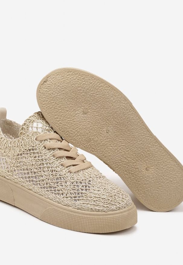 Renee - Złote Sneakersy z Ażurowej Koronki na Grubej Podeszwie Nanessia. Okazja: na co dzień. Kolor: złoty. Materiał: koronka. Wzór: ażurowy, koronka
