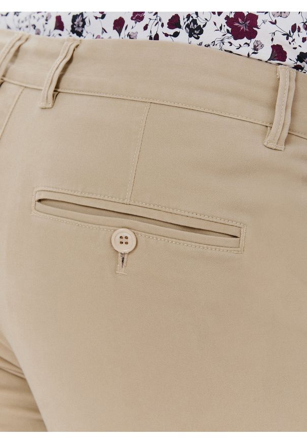 Pako Lorente - PAKO LORENTE – Gładkie spodnie męskie w kolorze beżowym. Kolor: beżowy. Materiał: bawełna, elastan. Wzór: gładki. Styl: klasyczny