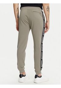 Guess Spodnie dresowe Z2YB19 K6ZS1 Khaki Regular Fit. Kolor: brązowy. Materiał: bawełna #4