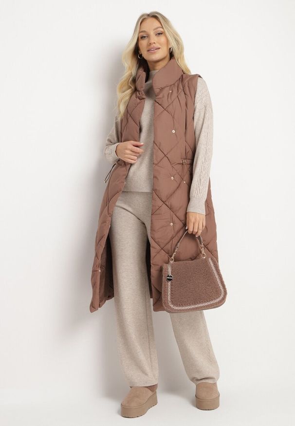 Born2be - Ciemnobrązowa Pikowana Kamizelka o Długim Kroju ze Stójką i Kieszeniami Avatheia. Okazja: na co dzień. Typ kołnierza: kołnierzyk stójkowy. Kolor: brązowy. Materiał: jeans. Długość: długie. Wzór: aplikacja. Styl: casual, klasyczny, elegancki