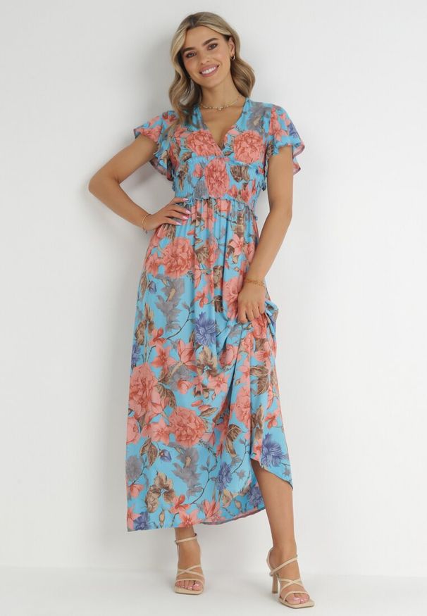 Born2be - Niebieska Sukienka Maxi w Kwiaty z Gumką w Pasie Shepes. Typ kołnierza: dekolt kopertowy. Kolor: niebieski. Materiał: tkanina, wiskoza. Wzór: kwiaty. Typ sukienki: kopertowe. Długość: maxi