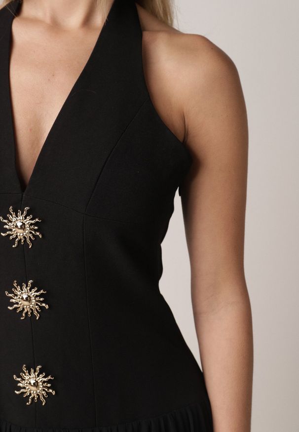 Born2be - Czarna Sukienka z Wiązanym Dekoltem Typu Halter i Biżuteryjnymi Guzikami Raena. Okazja: na co dzień. Typ kołnierza: dekolt halter. Kolor: czarny. Typ sukienki: proste. Styl: casual. Długość: midi