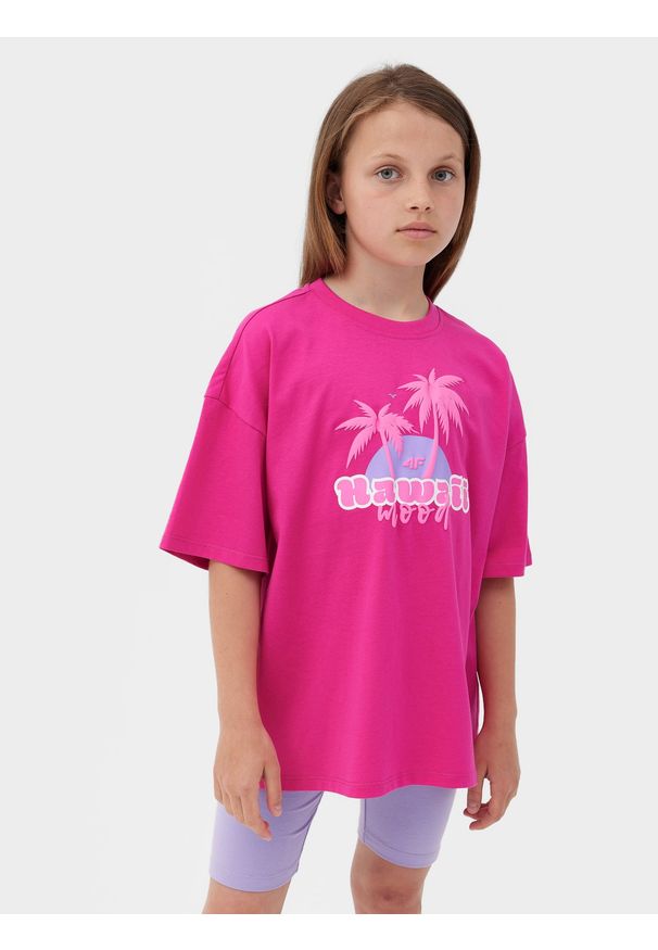 4f - T-shirt z nadrukiem dziewczęcy - różowy. Okazja: na co dzień. Kolor: różowy. Materiał: dzianina, jersey, bawełna. Długość rękawa: krótki rękaw. Długość: krótkie. Wzór: nadruk. Styl: sportowy, casual, klasyczny