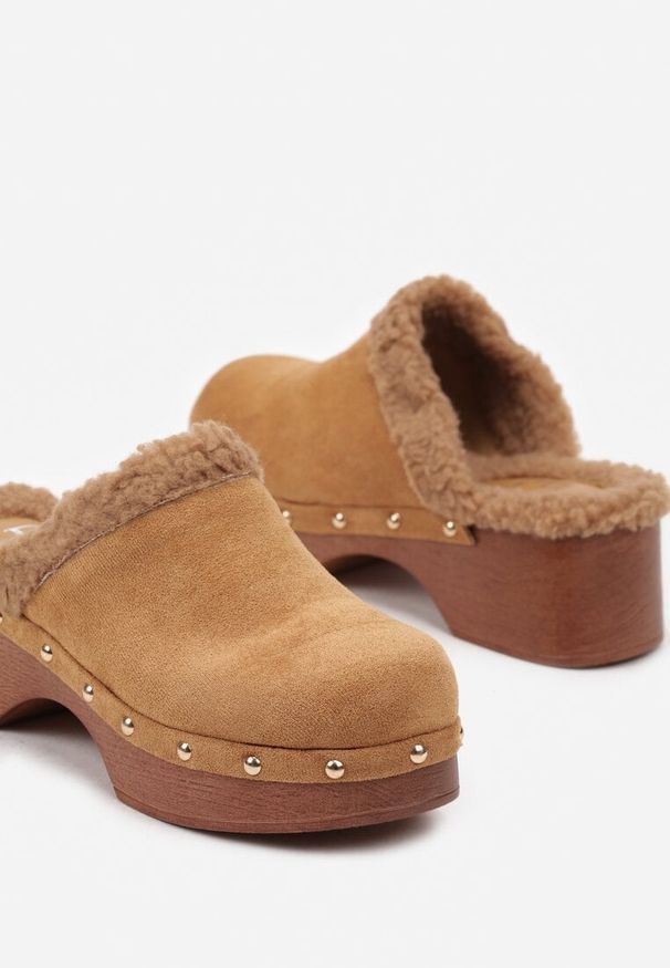 Born2be - Brązowe Klapki Typu Mule na Grubej Podeszwie z Barankiem i Ćwiekami Cretinea. Okazja: na co dzień. Kolor: brązowy. Materiał: jeans. Wzór: aplikacja. Sezon: jesień. Styl: elegancki, casual