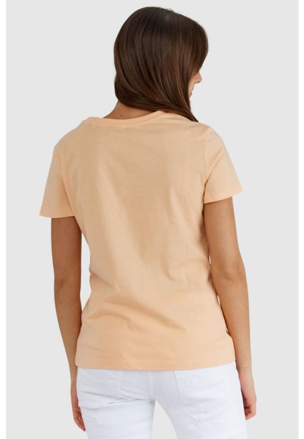 Guess - GUESS Brzoskwiniowy t-shirt damski bawełniany z trójkątnym logo, Rozmiar S. Kolor: pomarańczowy. Materiał: bawełna