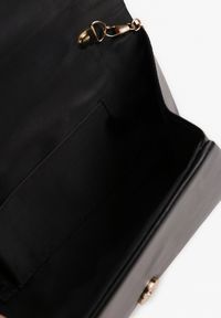 Renee - Czarna Torebka Kopertówka Zdobiona Metalowym Detalem z Dodatkowym Łańcuszkiem Vorinna. Kolor: czarny. Wzór: aplikacja. Materiał: zdobione. Styl: wizytowy, elegancki. Rodzaj torebki: na ramię #3
