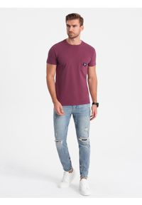 Ombre Clothing - Męski casualowy t-shirt z naszytą kieszonką - ciemnoróżowy V5 OM-TSCT-0109 - XXL. Okazja: na co dzień. Kolor: różowy. Materiał: skóra, jersey, dzianina, bawełna, materiał. Długość rękawa: krótki rękaw. Długość: krótkie. Wzór: aplikacja. Styl: casual #4