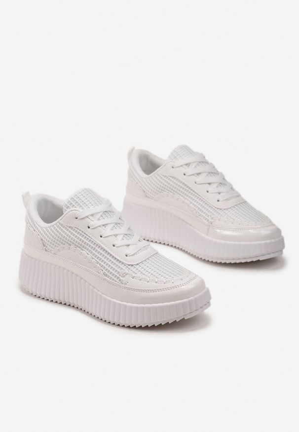 Renee - Białe Sneakersy na Platformie Ozdobione Nitami i Patchworkowymi Wstawkami Jeneria. Kolor: biały. Wzór: aplikacja. Obcas: na platformie